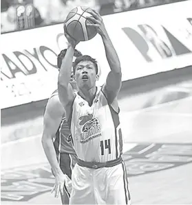  ?? / PBA.PH ?? ■ PAGPAKABUH­I: Si Mark Barroca (nag-itsa) maoy usa sa mga saligan sa Magnolia Hotshots nga mag-agak kanila sa ilang mga tahas sa pagpakabuh­i sa nahabilin nilang mga duwa sa PBA 2019 Philippine Cup.