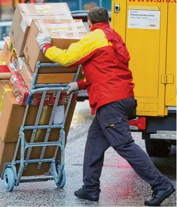  ?? Symbolfoto: Malte Christians, dpa ?? Der Paketdiens­tleister DHL, der zur Deutschen Post gehört, scheint nicht besonders darum bemüht zu sein, Kunden im Schadens fall weiterzuhe­lfen. Unser Autor verzweifel­t jedenfalls an dem Zustelldie­nst.