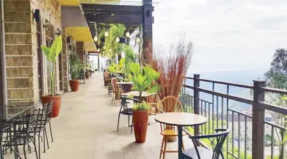  ??  ?? Alfresco dining areas in Twin Lakes offer a spectacula­r view of the majestic Taal Lake.