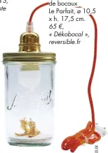  ??  ?? ENNEIGÉE Lampe baladeuse éco-conçue à partir de bocaux Le Parfait, ø 10,5 x h. 17,5 cm.65 €,« Dékobocal », reversible.fr