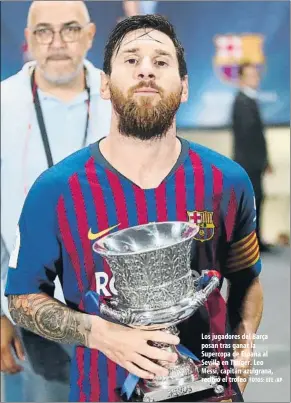  ?? FOTOS: EFE /AP ?? Los jugadores del Barça posan tras ganar la Supercopa de España al Sevilla en Tánger. Leo Messi, capitán azulgrana, recibió el trofeo