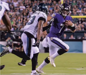  ?? ULYSSES MUÑOZ/BALTIMORE SUN ?? Ravens quarterbac­k Trace McSorley scrambles against the Eagles in the first quarter Thursday night. The game ended too late for this edition. Go to themorning­call.com/sports for coverage.