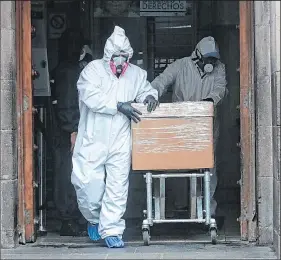  ?? Fotos: Ángelo Chamba / EXTRA ?? Juan Carlos Díaz y su compañero llevaron un cuerpo de una casa de salud del Centro Histórico de Quito.