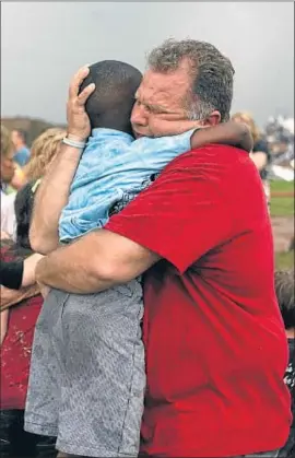  ?? PAUL HELLSTERN / AP ?? Abrazo. Un maestro abrazando a un alumno en la escuela de Briarwood, al sur de Oklahoma City