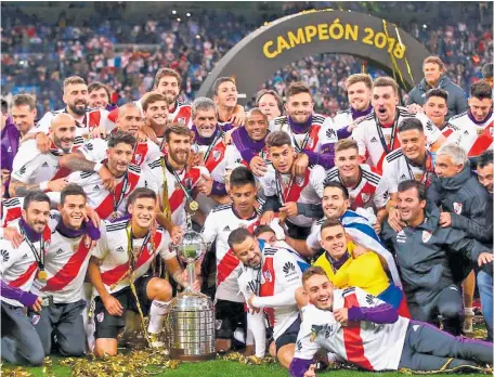  ??  ?? River Plate ganó la Copa Libertador­es en el estadio Santiago Bernabéu luego de vencer 3-1 a Boca Juniors, su eterno rival. ÉXITO.