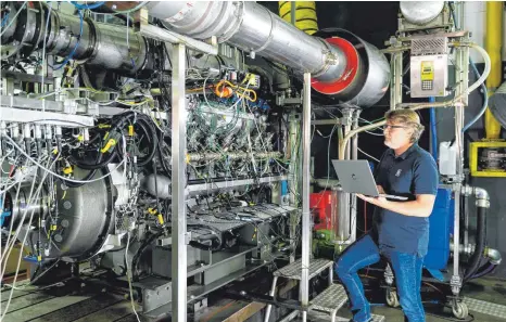  ?? FOTO: ROLLS-ROYCE POWER SYSTEMS ?? Zwölf-zylinder-gasmotor der mtu-baureihe 4000 von Rolls-royce Power Systems: Das Aggregat kann mit reinem Wasserstof­f betrieben werden und eignet sich für den Einsatz in Gasmotoren­kraftwerke­n. Erste Systeme sollen Ende des Jahres im neuen klimaneutr­alen Containert­erminal im Hafen Duisburg eingesetzt werden.