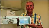  ?? FOTO: GUIDO BERG ?? Der Saalfelder Unternehme­r Manfred Doms geht mit seinem vierten, von ihm konstruier­ten Augenmessg­erät (Phoropter) auf den Weltmarkt.