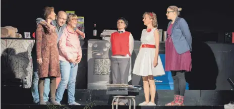  ?? FOTO: BRIGITTE SING ?? In der Bühnenfass­ung von Jürgen Popig nach dem gleichnami­gen Film von Ralf Westhoff (2014) stellt die Theaterwer­kstatt der STOA unter der Regie von Ute Kircher die Komödie „Wir sind die Neuen“vor. Die Premiere findet im Rahmen einer Matinee am Sonntag...