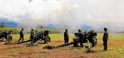  ?? —RICHEL V. UMEL ?? ARTILLERY FIRE Army soldiers of the 1st Field Artillery Battalion aim their howitzers at members of the Maute Group who have occupied the old and abandoned municipal hall of Butig, Lanao del Sur province.