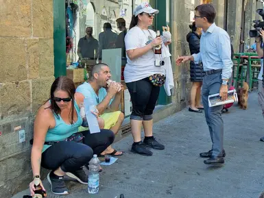  ?? (foto Cambi/Sestini) ?? Il sindaco Nardella ieri in via dei Neri alle prese con un gruppo di turisti-bivaccator­i