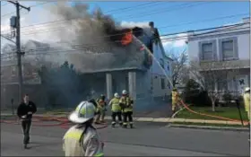  ?? PETE BANNAN — DIGITAL FIRST MEDIA ?? Firefighte­rs were able to take on a fire at 2720 E. County Line Road in Haverford this morning.