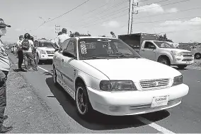  ??  ?? Un automóvil blanco fue retenido para la investigac­ión, pues supuestame­nte daba seguridad al carro robado.