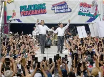  ?? AFP PHOTO ?? CHEERING CROWD
Presidenti­al candidate Anies Baswedan (center, left) and running mate Muhaimin Iskandar (center, right) greet their supporters during their campaign rally at the Jakarta Internatio­nal Stadium in Indonesia’s capital Jakarta on Saturday, Feb. 10, 2024.