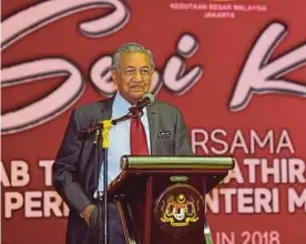  ?? BERNAMA PIC ?? Prime Minister Tun Dr Mahathir Mohamad speaking at the Malaysian embassy in Jakarta to Malaysian residents in Indonesia on Thursday.