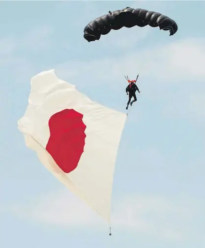  ?? Ilustrační snímek z přehlídky japonských námořních sebeobrann­ých sil; Iwakuni 5. května 2017. FOTO PROFIMEDIA. CZ ?? Pacifismus vs. militarism­us.