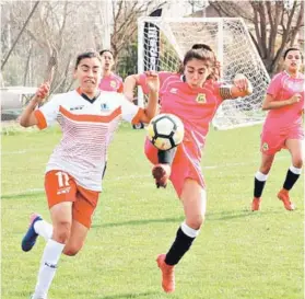  ??  ?? ► El equipo femenino (de rosado) ante Unión La Calera.
