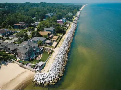  ?? E. JASON WAMBSGANS/ CHICAGO TRIBUNE ?? Top: Revetment has been installed to protect homes along Lake Michigan in Ogden Dunes, Indiana.