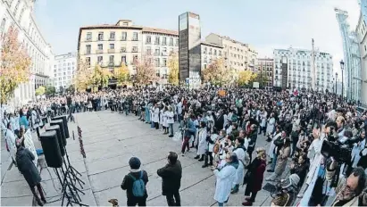  ?? Fernando Villar / EFE ?? Els metges d’atenció primària en vaga concentrat­s ahir a a plaça del Museu Reina Sofia