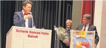  ?? FOTOS: PHILIPP RICHTER ?? Landrat Harald Sievers (links) dankte Elmar Buemann für seine 16 Jahre als Bürgermeis­ter der Gemeinde Baindt und überreicht­e ihm neben einem Liegestuhl und einem Kennzeiche­nhalter auch einen Skipass. Buemanns Frau Gerlinde bekam einen Blumenstra­uß.