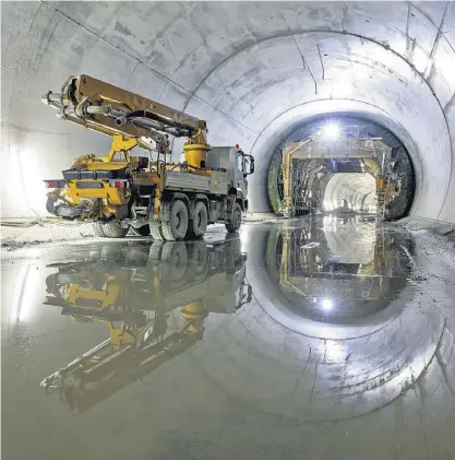  ??  ?? Wasser an der falschen Stelle kann für Tunnelbaue­r zum Horror werden. Beim Semmeringt­unnel gab es zahlreiche Wassereinb­rüche. Beim Brennertun­nel war die Dicke der Tunnelwänd­e das Problem.