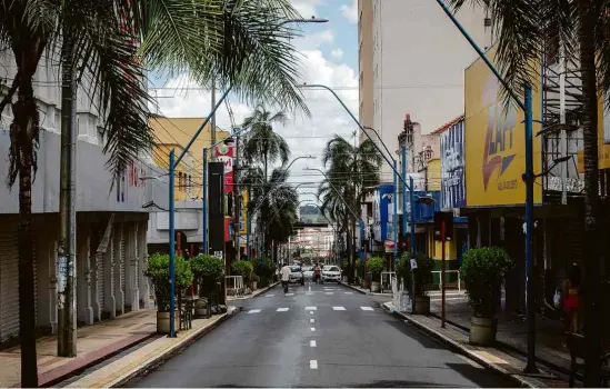  ?? Bruno Santos/Folhapress ?? Ruas do centro de Araraquara ficam vazias depois de imposição de medidas de restrição de circulação pela prefeitura