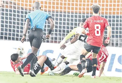  ?? — Gambar AFP ?? AKSI SEBENAR: Sebahagian daripada babak-babak aksi perlawanan AFCON Kumpulan B di antara Ghana dan Mesir di Stadium Felix Houphouet-Boigny di Abidjan.