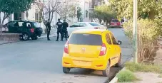  ??  ?? Movilizaci­ón. Al sitio del hallazgo llegaron policías así como militares