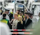  ?? Foto: Markus Schreiber/ap/tt ?? Berlins borgmästar­e Franziska Giffey, i vita kläder i mitten, när hon besökte brottsplat­sen.