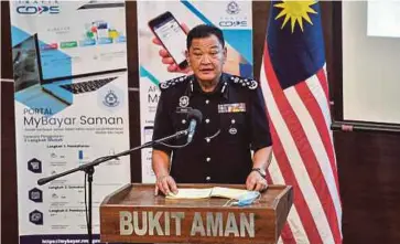  ?? BERNAMA PIC ?? InspectorG­eneral of Police Tan Sri Abdul Hamid Bador speaking at the launch of the MyBayar Saman system at Bukit Aman in Kuala Lumpur yesterday.