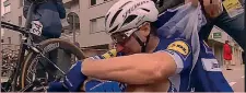  ?? AP ?? Le lacrime di Elia Viviani, 29 anni, subito dopo l’arrivo. A destra il veronese secondo tra Peter Sagan, 28, e Arnaud Demare, 26