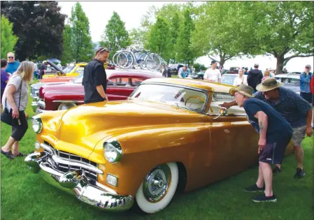  ?? To The Daily Courier ?? BARB AGUIAR/Special
People stop to admire John Foxley’s 1952 Chevy, which made its Canadian car show debut over the weekend with a stop at the Summerland car show Saturday and World of Wheels Sunday.