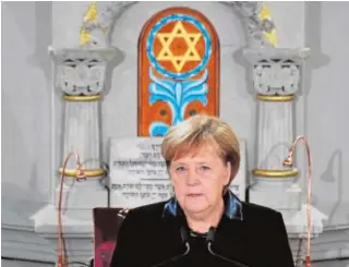  ?? AFP ?? Merkel, durante su intervenci­ón en la sinagoga Rykestrass­e en Berlín