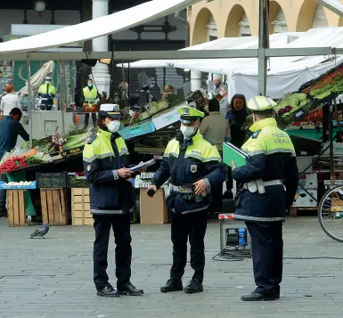  ?? (Fossella/bergamasch­i) ?? Vigili Agenti della polizia municipale in piazza delle Erbe ieri mattina: erano di più del solito