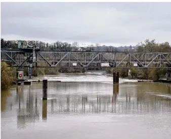  ??  ?? Le nouveau barrage de Meaux sera reconstrui­t en 2021 à 70 mètres du barrage actuel.