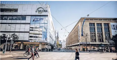  ?? RP-PHOTO: ANDREAS ENDERMANN ?? Am Wehrhahn betreiben Karstadt und Kaufhof jeweils ein Kaufhaus. Die Fusion nährt Spekulatio­nen über ihre Zukunft.