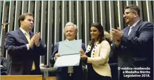  ??  ?? O médico recebendo a Medalha Mérito Legislativ­o 2018.