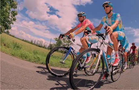  ?? BETTINI ?? Giro d’Italia 2013: alla prima stagione da compagno di squadra, Fabio Aru (in primo piano) aiuta Vincenzo Nibali a conquistar­e il Giro d’Italia