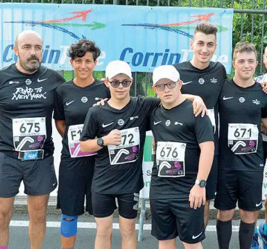  ??  ?? Competitiv­i Lorenzo Zulberti e Andrea Degli Esposti prima della partenza della maratona di New York. Quest’anno vogliono tornare. A sinistra Lorenzo si appresta a dare un cinque