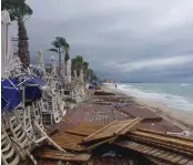  ?? FOTO: OSCAR GULL ?? Oscar Gull njöt tillsamman­s med sitt resesällsk­ap ännu under dagen på onsdagen av sol och värme på stranden. Några timmar senare rådde kaos på stranden.