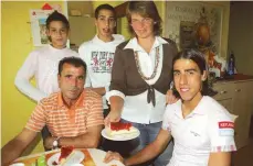  ?? FOTO: IMAGO ?? Familie Khedira 2006: Rani, damals 12, umgeben von Bruder Denny, Mutter Doris (stehend, v. li.), Vater Lazhar (links) und dem damaligen VfB-Profi Sami.