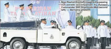  ??  ?? Noor Rashid (third left) inspects the passing out parade accompanie­d by Pulapol Commander SAC Shamsudin Mat (second left). — Bernama photo