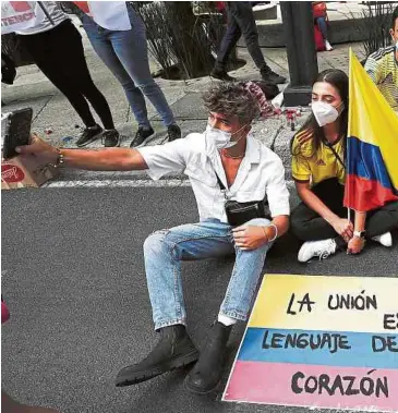  ??  ?? Varios jóvenes, colombiano­s y mexicanos, salieron a protestar ayer frente a la sede de la Embajada de Colombia en udad de México. Los mensajes pedían reconcilia­ción para superar la crisis.