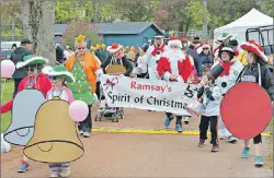  ?? DESIREE ANSTEY/ JOURNAL PIONEER ?? It was hard to miss the Ramsay family’s spirit of Christmas at the fundraiser. The team walks the track to remember Hazel Ramsay, who died from leukemia at the age of 46.