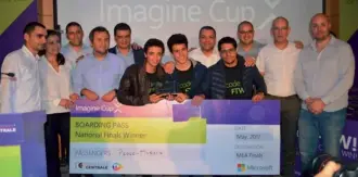  ??  ?? Photo finalistes Peace Makers avec l’équipe Microsoft Tunisie et les membres du jury Imagine Cup 2017