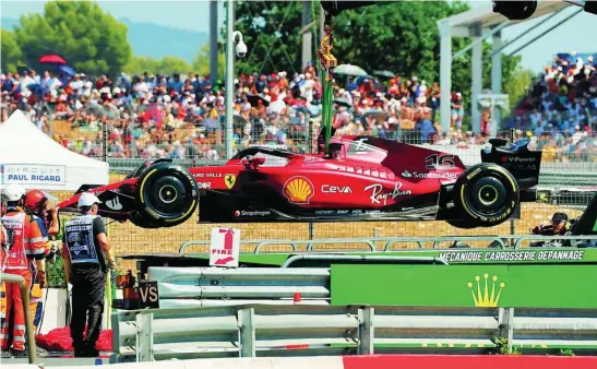  ?? EFE ?? La grúa retira el coche de Charles Leclerc después de su accidente en Paul Ricard