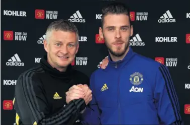  ??  ?? FIRMA. David de Gea posa con Solskjaer después de firmar la renovación de su contrato.