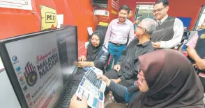  ?? — Bernama photo ?? A member of the public utilises a computer at a PEDi cente. The government’s effort to establish PEDi is highly appreciate­d by small entreprene­urs as it allows them to expand the market for their products and raise their socioecono­mic status.