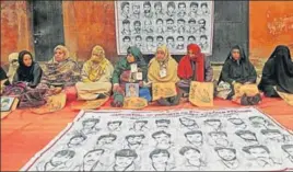  ?? WASEEM ANDRABI/ HT ?? Relatives of disappeare­d Kashmiri Muslims take part in a sit-in protest to mark the Internatio­nal Human Rights Day in Srinagar on Monday.