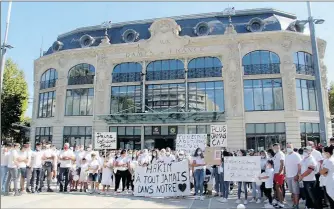  ??  ?? Le cortège s’est formé place de Catalogne devant les Dames de France