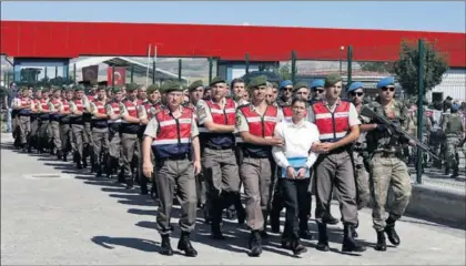  ?? / B. OZBILICI (AP) ?? Militares y policías turcos conducen en 2017 a uno de los detenidos por el intento de golpe.